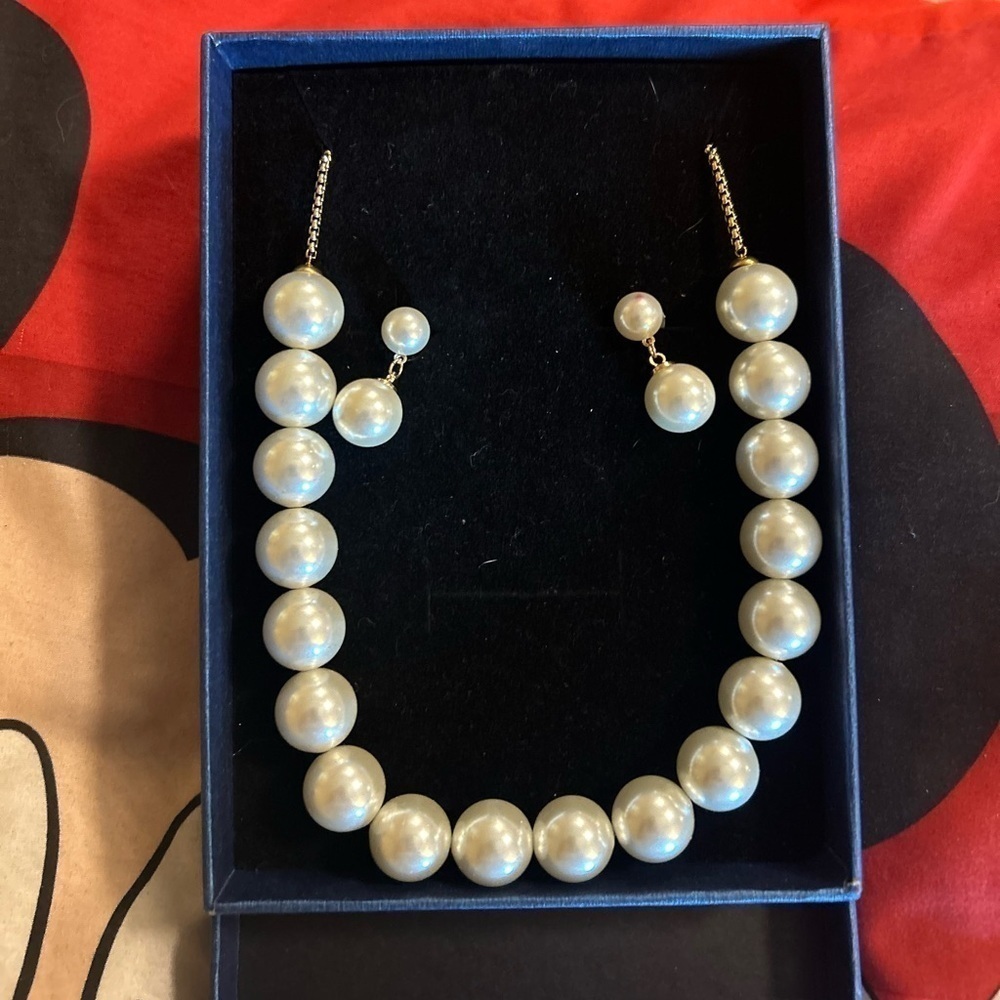 Big stimulated pearl necklace and earrings set